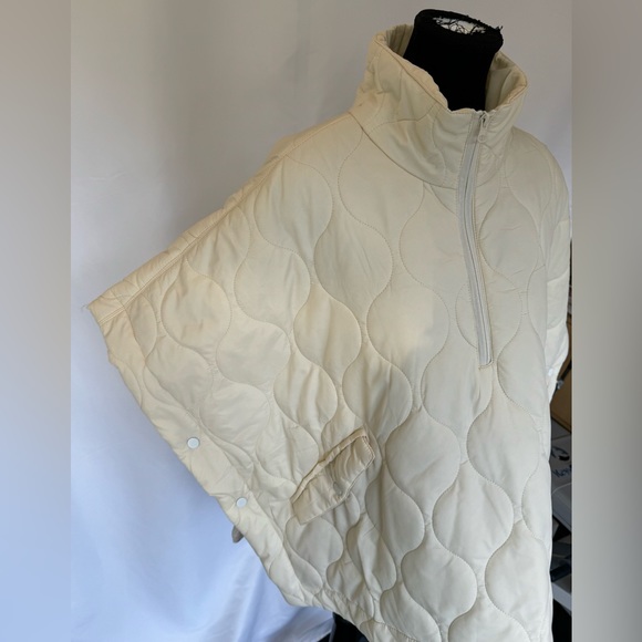 NWT F.I.N.D.S cream quilted shawl/cape - Picture 3 of 8